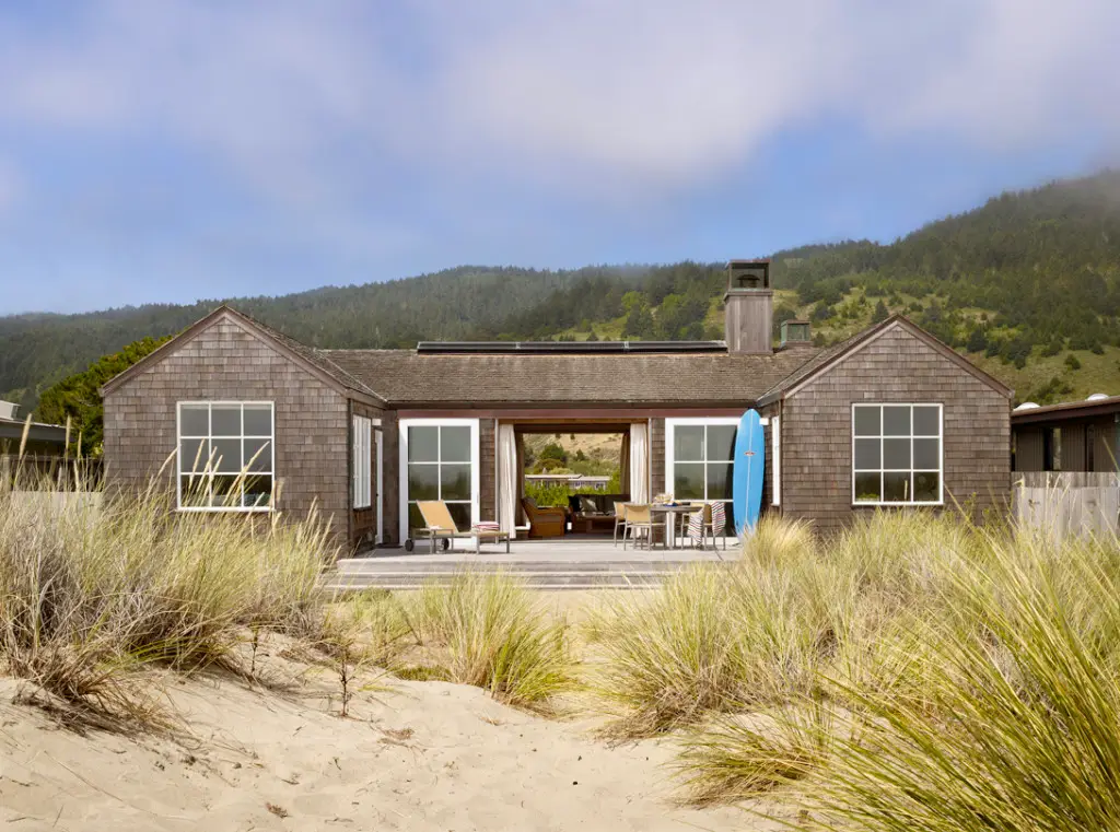 Family retreat by the Pacific