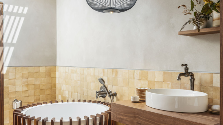 DESIGNER CLARA BULFONI of San Francisco’s Geddes Ulinskas Architects maximized a small bathroom